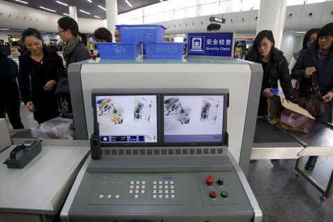 乘客進站接受安檢 乘客進站接受安檢